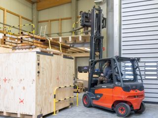 Fachgerechter Frachtumschlag durch Be- und Entladung von May